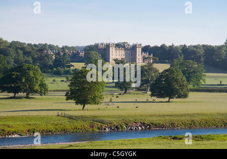 Piani del castello e parco con fiume Tweed da Kelso Foto Stock