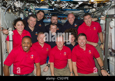 All'interno del laboratorio statunitense Destiny 12 astronauti nel ritratto di gruppo a bordo della Stazione Spaziale Internazionale Missione STS 133 3 Marzo 2011 Foto Stock