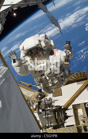 L'astronauta della NASA Steve Bowen STS-132 lo specialista di missione, partecipa alla missione della prima sessione di attività extravehicular Foto Stock