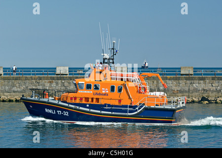 Weymouth RNLI scialuppa di salvataggio 'Ernest e Mabel' con partenza dal porto di uscire in mare Foto Stock