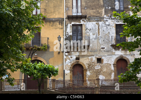 Facciata colorata di un antico palazzo in Piazza Armerina (tradizionale vecchia casa anteriore nel mar Mediterraneo) Sicilia, Italia, Europa, UE Foto Stock