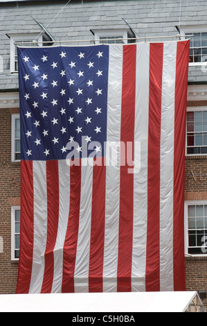 Americana bandiera più grande mai visto di fronte di Alessandria city hall, in Virginia, Stati Uniti d'America Foto Stock