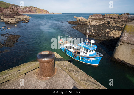 Alle navi costiere ritorna alla porta - St Abbs - Scottish Borders Foto Stock