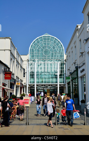 Leamington Spa, Royal Priors Shopping Centre, Warwickshire, Regno Unito. Vista degli acquirenti in Satchwell corte. Foto Stock