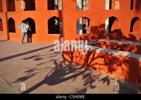 Persone presso il Jantar Mantar - un antico osservatorio astronomico a Delhi. Foto Stock