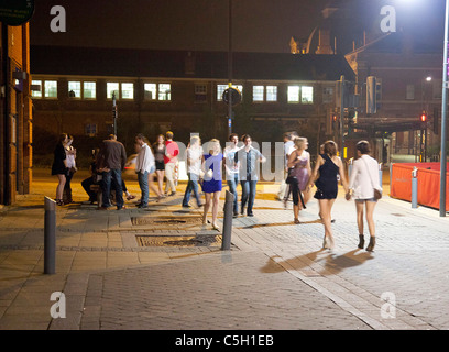 La gente di strada e la vita notturna a Norwich, Regno Unito Foto Stock