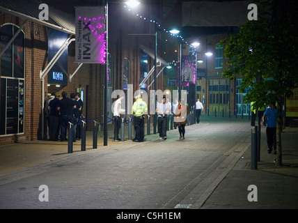 La gente di strada e la vita notturna a Norwich, Regno Unito Foto Stock