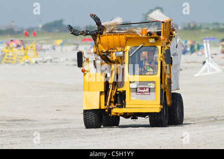 Raccolta di rifiuti carrello lavoro la spiaggia Foto Stock