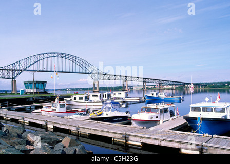Miramichi, New Brunswick, Canada - Commerciale di pesca barche ormeggiate al Marina accanto a Centennial Ponte sul Fiume Miramichi Foto Stock