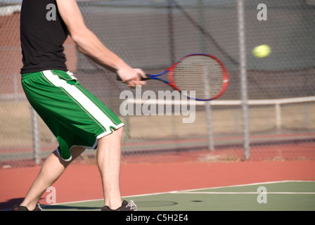 Un'immagine raffigurante il concetto di tennis, compresa la corte, racchette, palle e blu all'esterno. Foto Stock