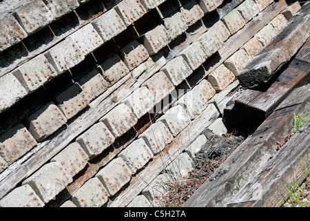 Pila di traversine ferroviarie in cemento, Churston Station sulla ferrovia a vapore Dartmouth, Devon, Inghilterra, Regno Unito Foto Stock