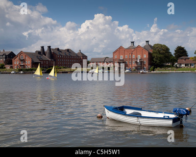 Piccolo Rotary Club barche a vela racing sul fiume Waveney davanti a smart blocchi di appartamenti ad Oulton ampia Foto Stock