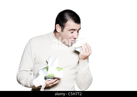 Ritratto di un uomo caucasico starnuti raffreddore e influenza allergia in studio isolato su bianco sfondo isolato Foto Stock