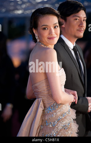 Attrice Taiwanese Shu Qi arriva con l'attore Chang Chen alla 29a Hong Kong Film Awards di Hong Kong 18 Aprile 2010 Foto Stock