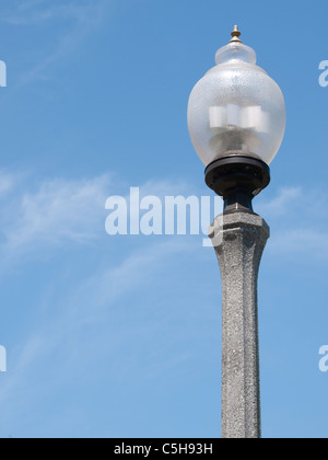 Via la luce, il palo della luce, lampada posta contro un bel cielo azzurro, con spazio per il testo accanto al palo. Foto Stock