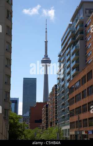 Guardando verso il basso St Patricks street verso la CN tower Downtown Toronto Ontario Canada Foto Stock