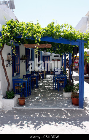 TAVERNA GRECA VUOTA A KARDAMENA SULL'ISOLA GRECA DI KOS. Foto Stock