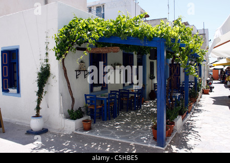 TAVERNA GRECA VUOTA A KARDAMENA SULL'ISOLA GRECA DI KOS. Foto Stock