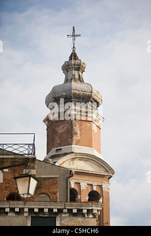 La guglia della Torre Campanaria di Santi Apostoli la Chiesa dal Ponte di Rialto, Venezia Foto Stock
