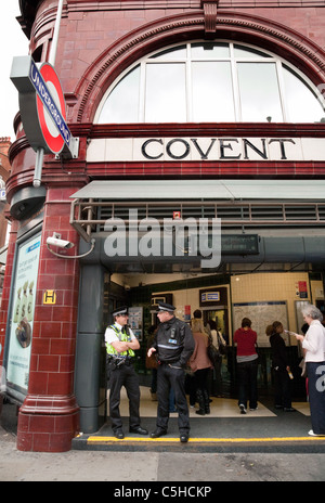 Polizia britannica di pattuglia al Covent garden stazione della metropolitana London REGNO UNITO Foto Stock