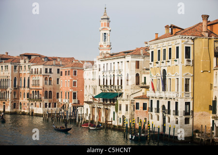 La guglia della Torre Campanaria di Santi Apostoli la Chiesa e il Canal Grande e il Ponte di Rialto, Venezia, Italia Foto Stock