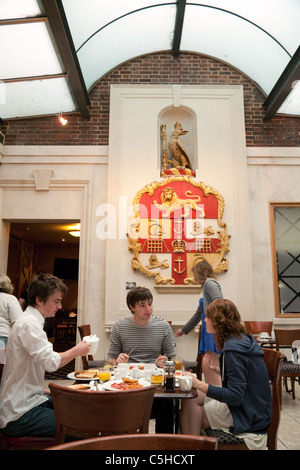 Gli ospiti hanno la prima colazione presso il Royal College of Surgeons, Lincolns Inn Fields, LONDON REGNO UNITO Foto Stock