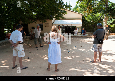 Donna che gioca boule o a bocce con gli uomini, St Paul de Vence, Provenza, Francia Foto Stock