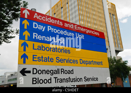 Segno al di fuori del Belfast City Hospital di blocco a torre Foto Stock