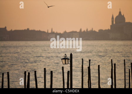 Vista di San Giorgio Maggiore forma Saint segna al tramonto, Venezia, Italia Foto Stock