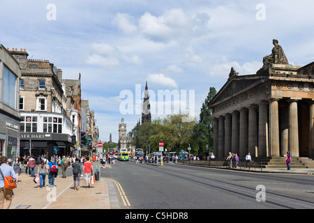 Vista su Princes Street con la Scottish National Gallery sulla destra, Edimburgo, Scozia, Regno Unito Foto Stock