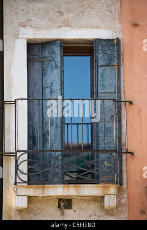 Finestra con persiane di legno e balcone, Venezia, Italia Foto Stock