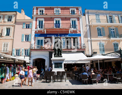 Il lungomare di negozi e ristoranti, Saint Tropez, Costa Azzurra, Provenza, Francia. Foto Stock