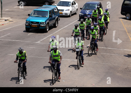 I membri della polizia dello Zimbabwe ciclo di forza a Bulawayo, Zimbabwe. Foto Stock