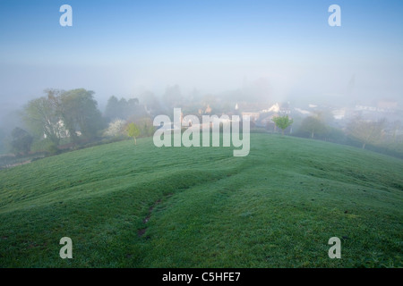 Burrowbridge da Burrow Mump in primavera nebbia. Somerset. In Inghilterra. Regno Unito. Foto Stock