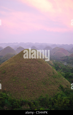 Colline di cioccolato al crepuscolo, naturale tumuli sull isola di Bohol Foto Stock