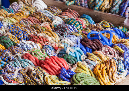 Bracciali e braccialetti con perline dai colori vivaci esposti in vendita presso una banchina del mercato, Makola Market, Accra, Ghana. Foto Stock