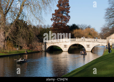 Ponte riflesso nel fiume Cam Cambridge vicino a Kings College e Clare College con Kings spalle dietro Foto Stock