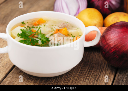 Zuppa di fatti in casa con polpette di carne sul tavolo di legno Foto Stock