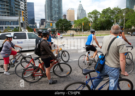 I ciclisti su Queens Quay West in attesa ad un semaforo toronto ontario canada Foto Stock