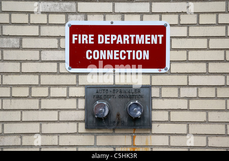 Vigili del fuoco sulla connessione di un edificio per auto sistema sprinkler toronto ontario canada Foto Stock