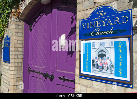 Bacheca e ingresso alla chiesa di vigna, Richmond upon Thames, Surrey, Inghilterra Foto Stock