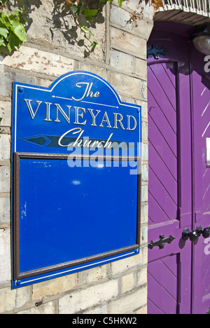 Bacheca e ingresso alla chiesa di vigna, Richmond upon Thames, Surrey, Inghilterra Foto Stock