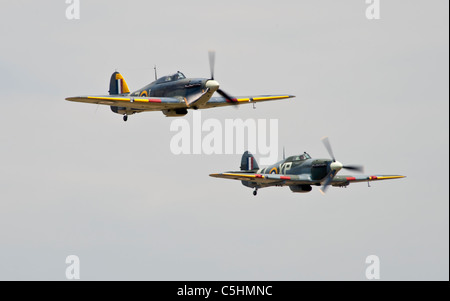 Due uragani nel display dell'aria al di sopra del Bedfordshire, un uragano di mare e un uragano fighter bomber Foto Stock