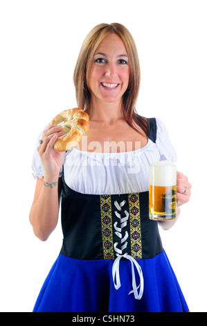 Bella donna che indossa un tradizionale blu Dirndl Costume per l'Oktoberfest di mangiare un pretzel e tenendo una birra Stein Foto Stock