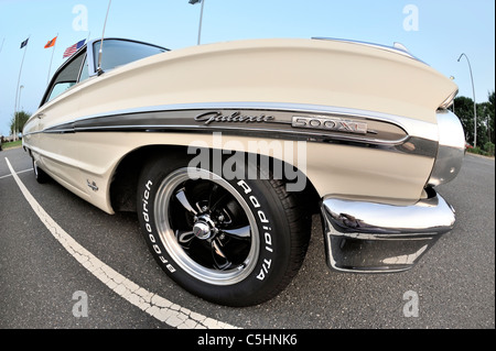 Ford Galaxie 500XL, 1964 bianco 2 porta Hardtop, custom Classic Car, closeup fisheye vista dal lato anteriore, BF Goodrich pneumatico radiale Foto Stock