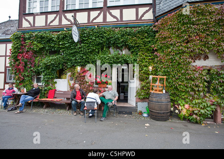 Gaststaette Am Moselufer, Herbst, Mittelmosel Mosel, ristorante presso il lungomare, i colori autunnali, villaggio di Zell, Moselle Foto Stock