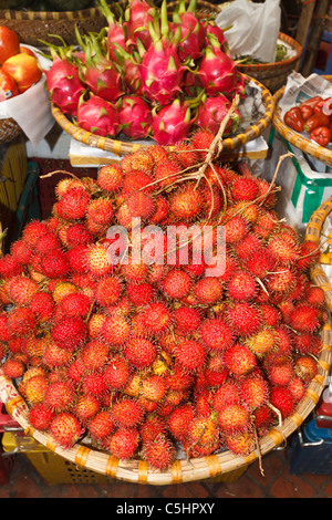 Rambutan, litchi come frutti per la vendita nel mercato Hom, un tipico mercato affollato nel quartiere vecchio di Hanoi Foto Stock