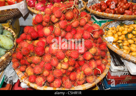 Rambutan, litchi come frutti per la vendita nel mercato Hom, un tipico mercato affollato nel quartiere vecchio di Hanoi Foto Stock