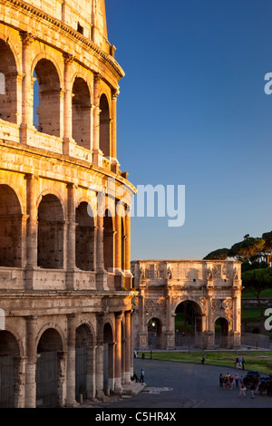 Il Colosseo e Arco di Costantino al tramonto, Roma Lazio Italia Foto Stock