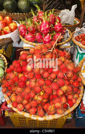 Rambutan, litchi come frutti per la vendita nel mercato Hom, un tipico mercato affollato nel quartiere vecchio di Hanoi Foto Stock